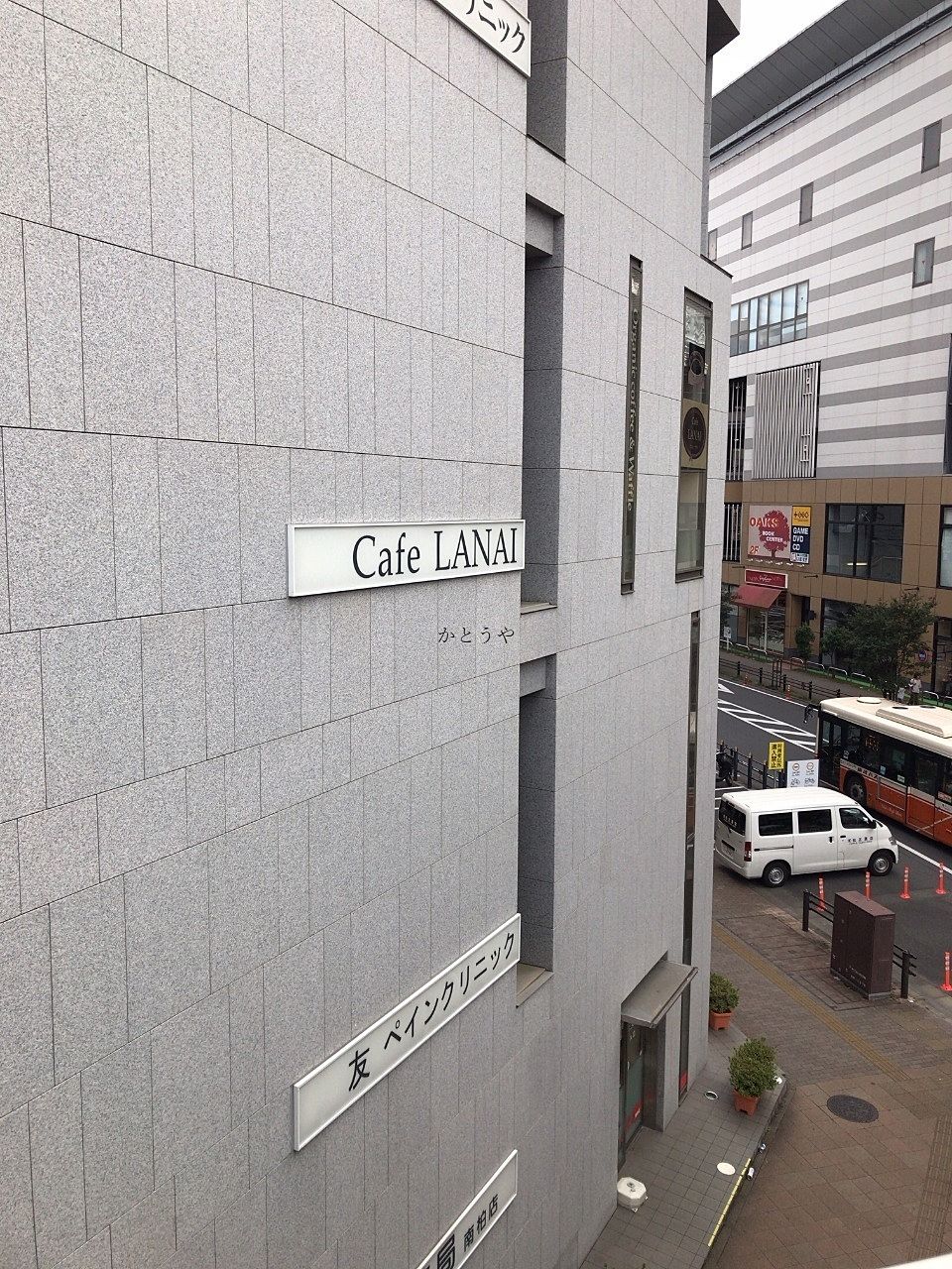 カフェ・ラナイさんは駅近くビルの3階のお店です