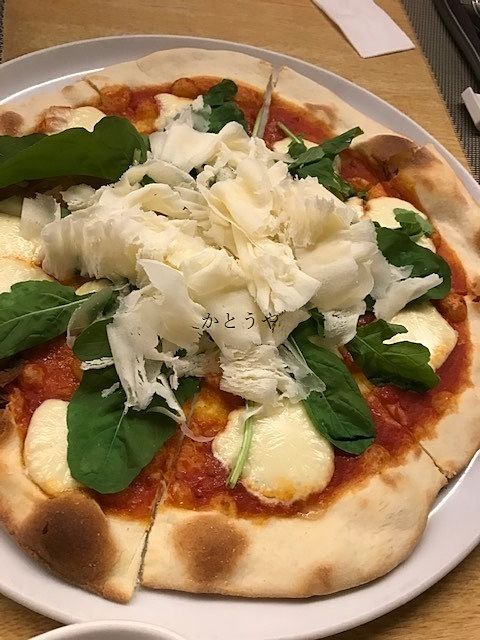柏市豊四季、豊四季駅徒歩10分のイタリアンクアトロ・スタジオーネさんに行って来ました。こちらはチーズがたっぷりかかったピザです。